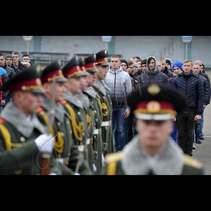 В Києві, на збірному пункті Київського міського військового комісаріату  відбулись урочисті проводи призовників м. Києва та Київської області до лав Збройних Сил України. У цей день понад 130 молодих киян та призовників з Київської області будуть направлені до лав Збройних Сил України.