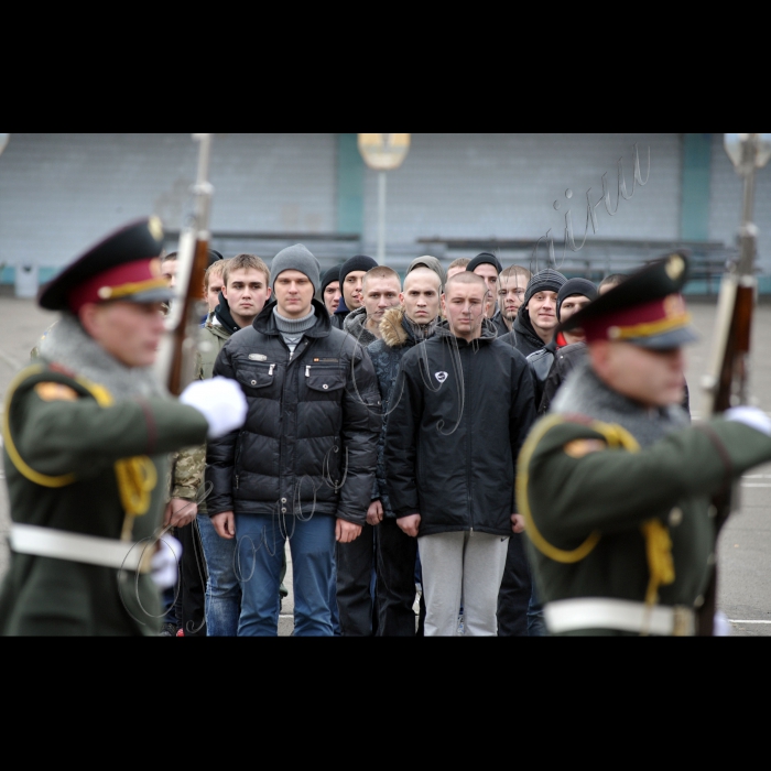 В Києві, на збірному пункті Київського міського військового комісаріату  відбулись урочисті проводи призовників м. Києва та Київської області до лав Збройних Сил України. У цей день понад 130 молодих киян та призовників з Київської області будуть направлені до лав Збройних Сил України.