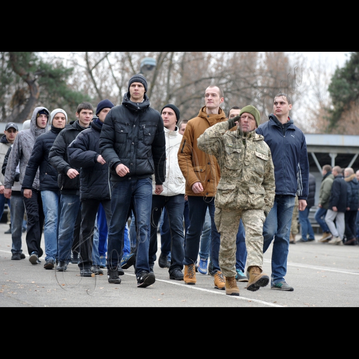 В Києві, на збірному пункті Київського міського військового комісаріату  відбулись урочисті проводи призовників м. Києва та Київської області до лав Збройних Сил України. У цей день понад 130 молодих киян та призовників з Київської області будуть направлені до лав Збройних Сил України.