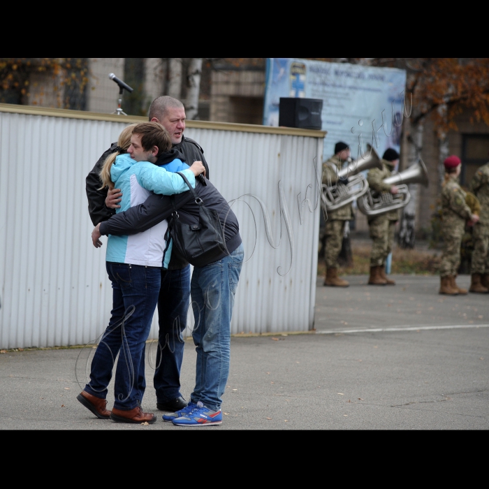 В Києві, на збірному пункті Київського міського військового комісаріату  відбулись урочисті проводи призовників м. Києва та Київської області до лав Збройних Сил України. У цей день понад 130 молодих киян та призовників з Київської області будуть направлені до лав Збройних Сил України.