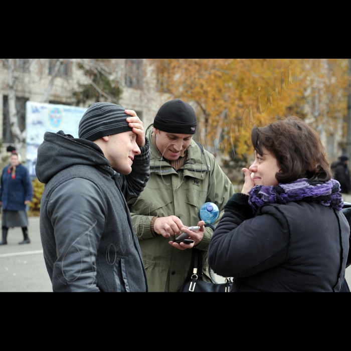 В Києві, на збірному пункті Київського міського військового комісаріату  відбулись урочисті проводи призовників м. Києва та Київської області до лав Збройних Сил України. У цей день понад 130 молодих киян та призовників з Київської області будуть направлені до лав Збройних Сил України.