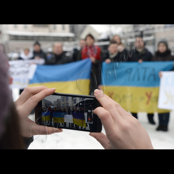 Акція «Крим - це Україна!» 
Громадська спілка «Координаційна рада організацій вимушених переселенців з Криму» провела пікет посольства Російської Федерації. 
У день Автономної Республіки Крим кримчани вимагатимуть звільнення Криму від окупації військами іноземної держави. 
Гасла: «Крим - це Україна!», «Путін, геть з України!».
20 січня - День Автономної Республіки Крим 
У 1996 році статус Автономної Республіки Крим як невід`ємної складової частини держави, наділеної самостійними повноваженнями і правами, біло закріплено у Конституції України. 
