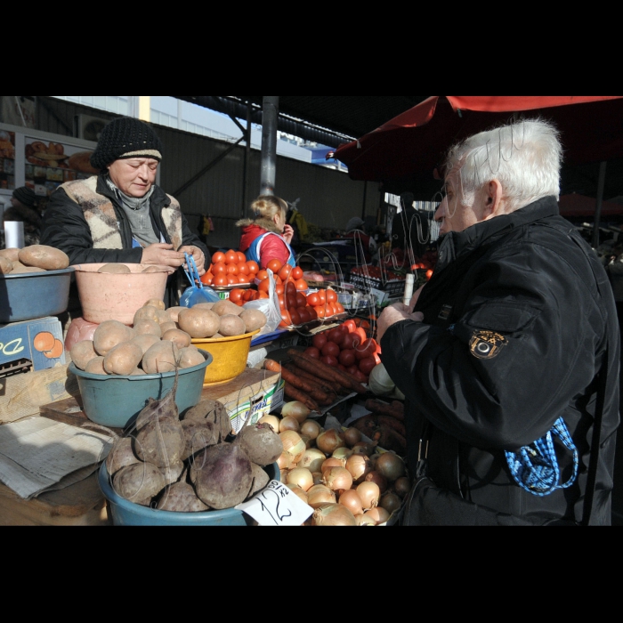 Київ. Лук`яновський ринок, торгівля овочами