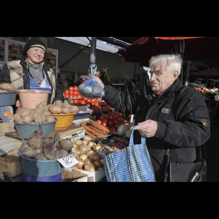 Київ. Лук`яновський ринок, торгівля овочами