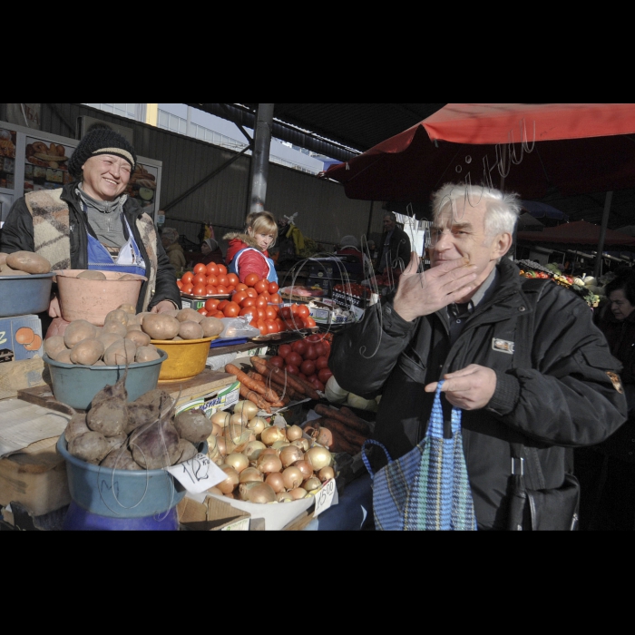 Київ. Лук`яновський ринок, торгівля овочами