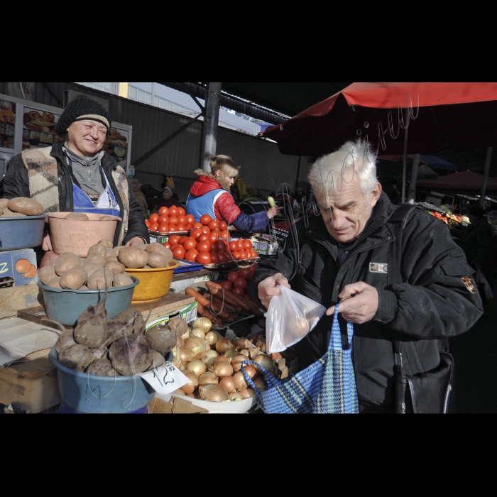 Київ. Лук`яновський ринок, торгівля овочами