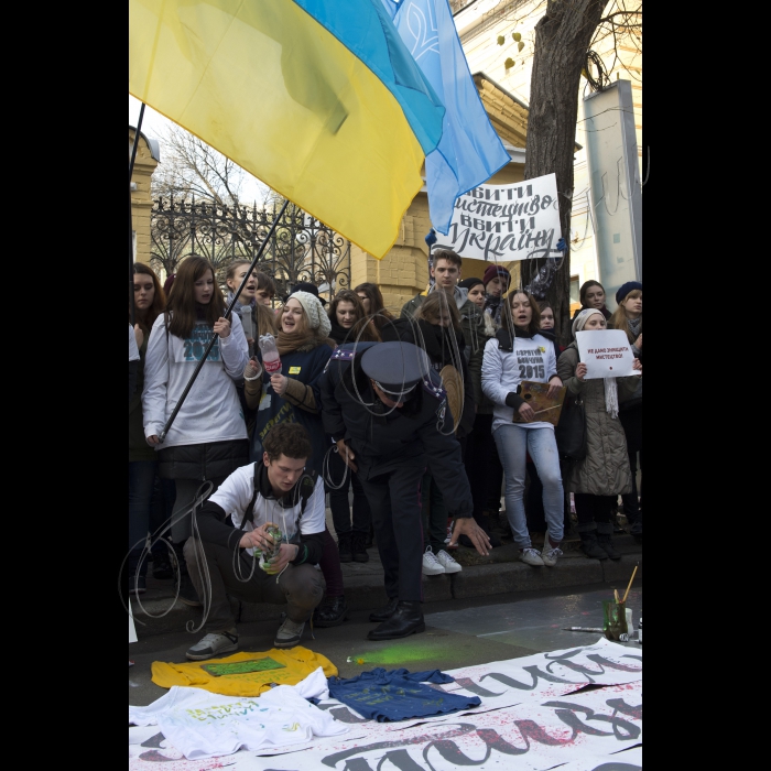 Київ, вул. Банкова, біля Адміністрації Президента України
Мистецька акція студентів, викладачів та випускників Київського інституту декоративно-прикладного мистецтва ім. М.Бойчука проти ліквідації ВУЗу та злиття його з Київським університетом ім.Б.Грінченка. Студенти показали творчий процес кожної зі спеціальностей, щоб підтвердити унікальність свого інституту, єдність традиційного мистецтва з новаціями.