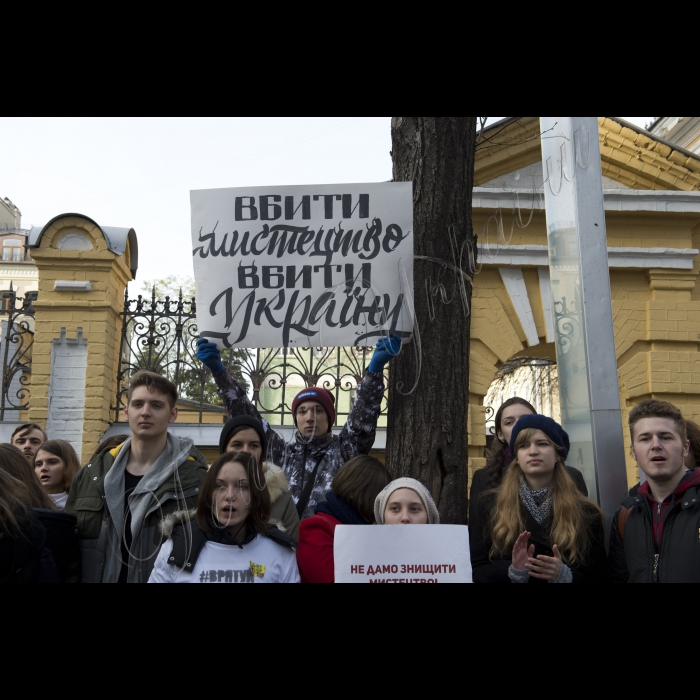 Київ, вул. Банкова, біля Адміністрації Президента України
Мистецька акція студентів, викладачів та випускників Київського інституту декоративно-прикладного мистецтва ім. М.Бойчука проти ліквідації ВУЗу та злиття його з Київським університетом ім.Б.Грінченка. Студенти показали творчий процес кожної зі спеціальностей, щоб підтвердити унікальність свого інституту, єдність традиційного мистецтва з новаціями.