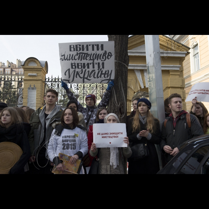 Київ, вул. Банкова, біля Адміністрації Президента України
Мистецька акція студентів, викладачів та випускників Київського інституту декоративно-прикладного мистецтва ім. М.Бойчука проти ліквідації ВУЗу та злиття його з Київським університетом ім.Б.Грінченка. Студенти показали творчий процес кожної зі спеціальностей, щоб підтвердити унікальність свого інституту, єдність традиційного мистецтва з новаціями.