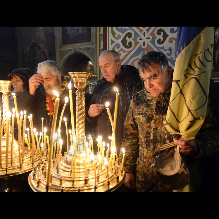 Київ. Святіший Патріарх Київський і всієї Русі-України Філарет у день річниці Революції Гідності,  відвідав Михайлівський Золотоверхий собор столиці, де відслужив Божественну Літургію, помолиться за мир в України та пом'яне загиблих за Незалежність України. Хресний хід навколо головного собору Михайлівського монастиря.