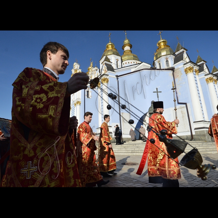 Київ. Святіший Патріарх Київський і всієї Русі-України Філарет у день річниці Революції Гідності,  відвідав Михайлівський Золотоверхий собор столиці, де відслужив Божественну Літургію, помолиться за мир в України та пом'яне загиблих за Незалежність України. Хресний хід навколо головного собору Михайлівського монастиря.