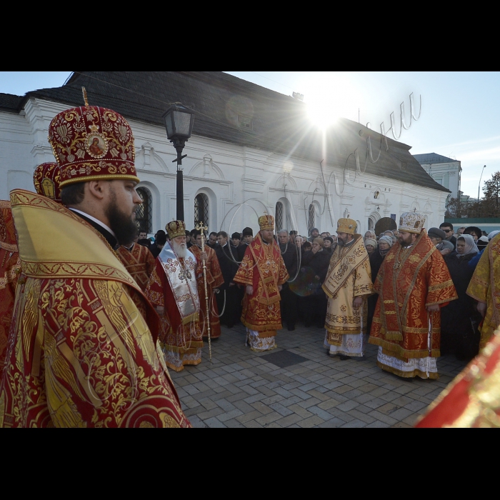 Київ. Святіший Патріарх Київський і всієї Русі-України Філарет у день річниці Революції Гідності,  відвідав Михайлівський Золотоверхий собор столиці, де відслужив Божественну Літургію, помолиться за мир в України та пом'яне загиблих за Незалежність України. Хресний хід навколо головного собору Михайлівського монастиря.