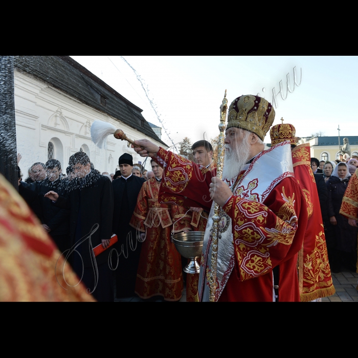 Київ. Святіший Патріарх Київський і всієї Русі-України Філарет у день річниці Революції Гідності,  відвідав Михайлівський Золотоверхий собор столиці, де відслужив Божественну Літургію, помолиться за мир в України та пом'яне загиблих за Незалежність України. Хресний хід навколо головного собору Михайлівського монастиря.