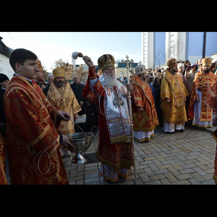 Київ. Святіший Патріарх Київський і всієї Русі-України Філарет у день річниці Революції Гідності,  відвідав Михайлівський Золотоверхий собор столиці, де відслужив Божественну Літургію, помолиться за мир в України та пом'яне загиблих за Незалежність України. Хресний хід навколо головного собору Михайлівського монастиря.