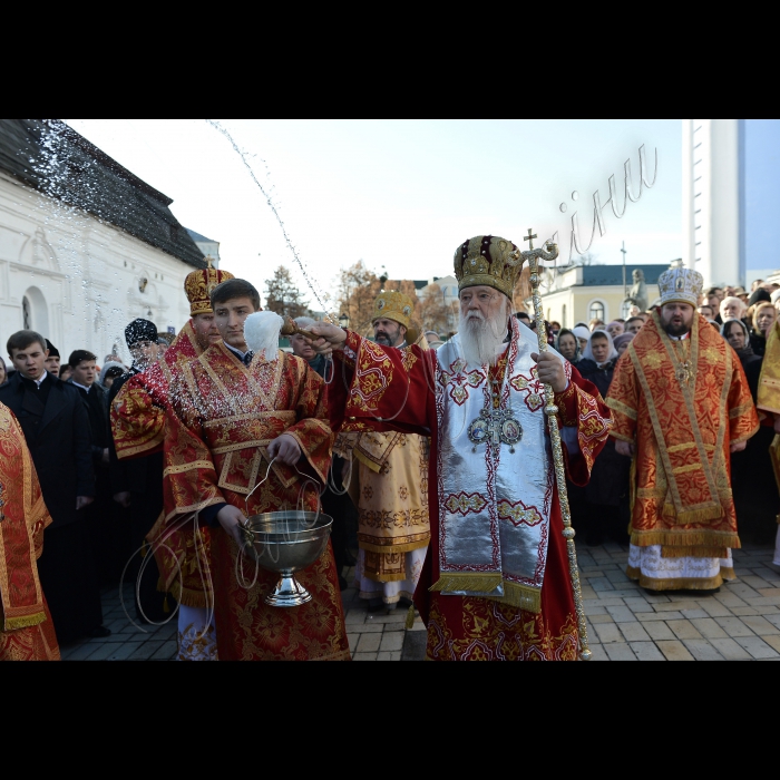 Київ. Святіший Патріарх Київський і всієї Русі-України Філарет у день річниці Революції Гідності,  відвідав Михайлівський Золотоверхий собор столиці, де відслужив Божественну Літургію, помолиться за мир в України та пом'яне загиблих за Незалежність України. Хресний хід навколо головного собору Михайлівського монастиря.