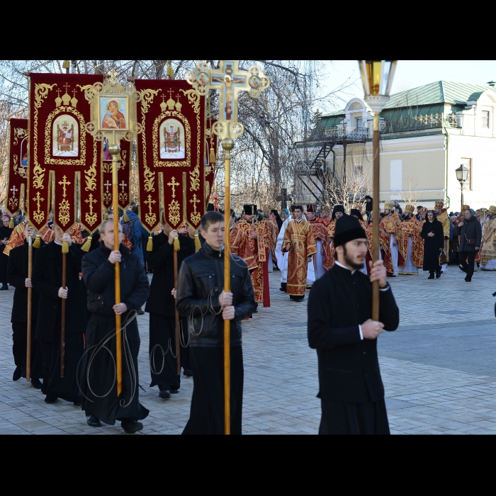 Київ. Святіший Патріарх Київський і всієї Русі-України Філарет у день річниці Революції Гідності,  відвідав Михайлівський Золотоверхий собор столиці, де відслужив Божественну Літургію, помолиться за мир в України та пом'яне загиблих за Незалежність України. Хресний хід навколо головного собору Михайлівського монастиря.