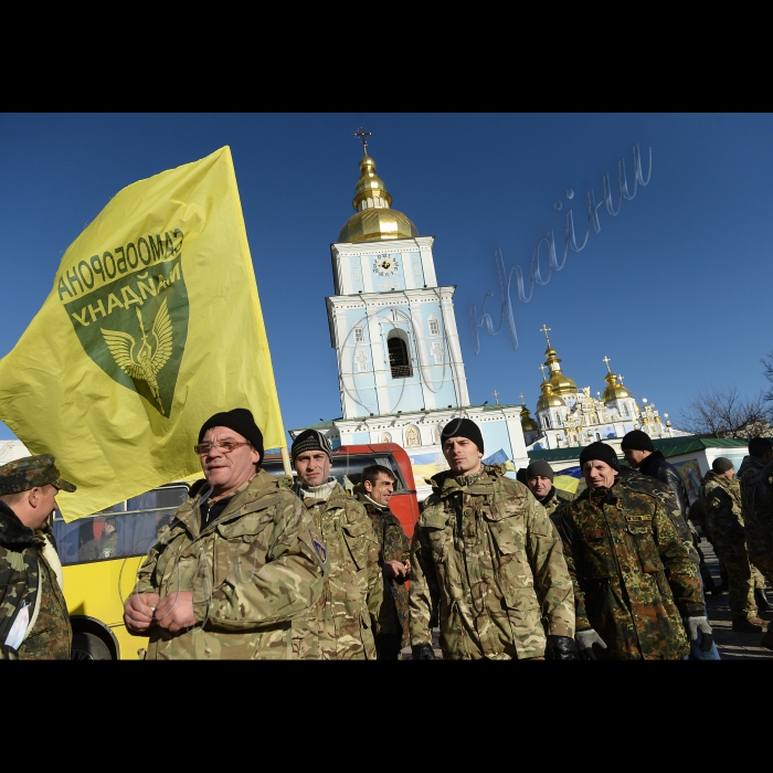 Київ. Святіший Патріарх Київський і всієї Русі-України Філарет у день річниці Революції Гідності,  відвідав Михайлівський Золотоверхий собор столиці, де відслужив Божественну Літургію, помолиться за мир в України та пом'яне загиблих за Незалежність України. Хресний хід навколо головного собору Михайлівського монастиря.