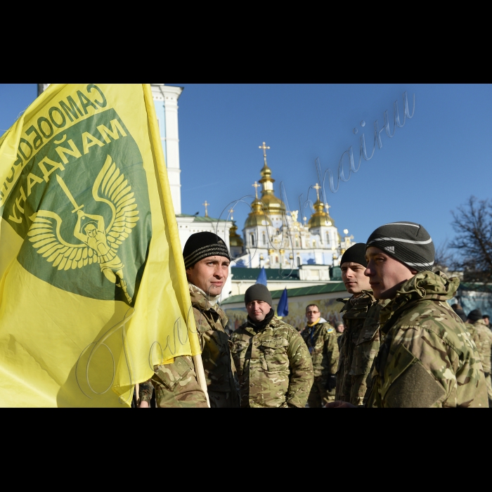 Київ. Святіший Патріарх Київський і всієї Русі-України Філарет у день річниці Революції Гідності,  відвідав Михайлівський Золотоверхий собор столиці, де відслужив Божественну Літургію, помолиться за мир в України та пом'яне загиблих за Незалежність України. Хресний хід навколо головного собору Михайлівського монастиря.