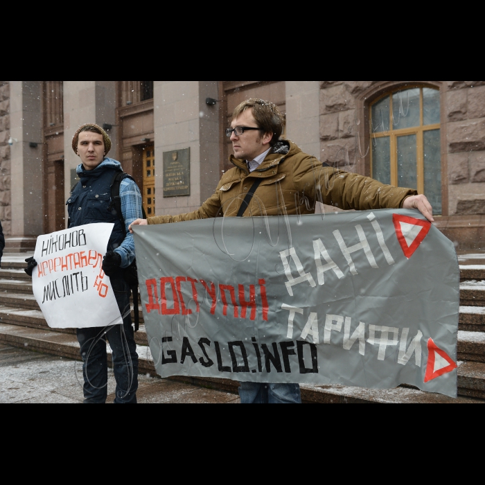 Київ. Біля КМДА відбулось пікетування засідання Бюджетної комісії Київради під гаслом «Підвищуйте прозорість, а не тарифи». Організатор – Ліва Опозиція