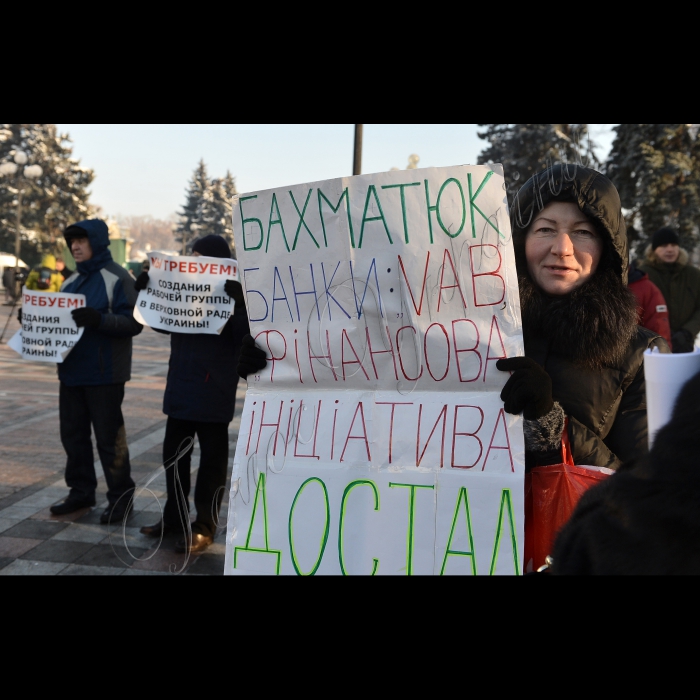 Біля ВРУ відбулась акція  вкладників VAB Банку. Мета акції - звернути увагу народних депутатів на проблему вкладників, особливо вкладів які перевищують 200 тисяч гривень. При введенні Тимчасової адміністрації майже 200 тис. вкладників не зможуть отримає свої гроші.  