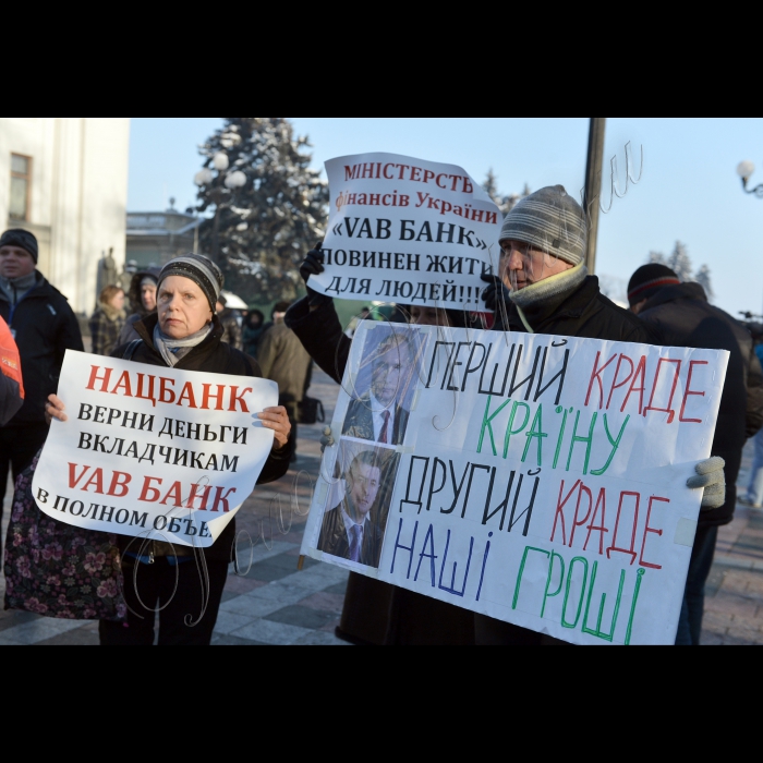 Біля ВРУ відбулась акція  вкладників VAB Банку. Мета акції - звернути увагу народних депутатів на проблему вкладників, особливо вкладів які перевищують 200 тисяч гривень. При введенні Тимчасової адміністрації майже 200 тис. вкладників не зможуть отримає свої гроші.  