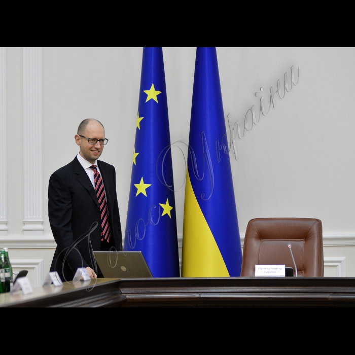 Під головуванням Прем’єр-міністра України Арсенія Яценюка відбулось перше  засідання нового Уряду.
Прем’єр-міністр України Арсеній Яценюк