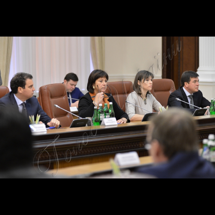 Під головуванням Прем’єр-міністра України Арсенія Яценюка відбулось перше  засідання нового Уряду.
Віце-прем'єр-міністр - Міністр регіонального розвитку, будівництва та ЖКГ України Геннадій ЗУБКО, Міністр Кабінету Міністрів України Ганна ОНИЩЕНКО, Міністр фінансів України Наталія ЯРЕСЬКО, Міністр економічного розвитку і торгівлі України Айварас АБРОМАВІЧУС
