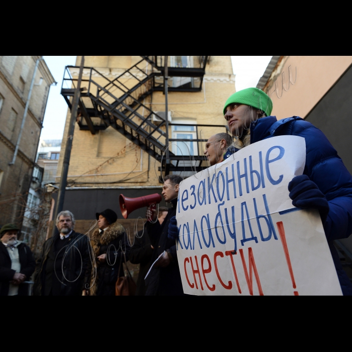 Київ, на вул. Богдана Хмельницького, 33/34, відбулась акція прямої дії «Звільнимо суспільний простір від незаконних прибудов!». Громадські активісти мали намір демонтувати незаконну прибудову з металевими сходами у дворі будинку на вул. Богдана Хмельницького, 33/34, побудовану нідерландської фірмою «Гоойоорд Б. В.». Фірма «Гоойоорд Б. В.» займається скупкою приватних квартир і подальшої здачею куплених приміщень в оренду під офіси. Дії фірми «Гоойоорд Б. В.» по скупці квартир призвели до ланцюга подій, результатом яких стало вбивство судді Шевченківського районного суду м. Києва Сергія Зубкова і засудження до довічного ув’язнення Дмитра Павліченка і до 13 років позбавлення волі – його сина Сергія Павліченка, які проживають в будинку на вул. Богдана Хмельницького, 33/34. Організатори акції – Дмитро Павліченко, громадянська кампанія «Форум порятунку Києва».