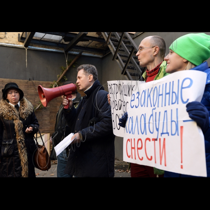 Київ, на вул. Богдана Хмельницького, 33/34, відбулась акція прямої дії «Звільнимо суспільний простір від незаконних прибудов!». Громадські активісти мали намір демонтувати незаконну прибудову з металевими сходами у дворі будинку на вул. Богдана Хмельницького, 33/34, побудовану нідерландської фірмою «Гоойоорд Б. В.». Фірма «Гоойоорд Б. В.» займається скупкою приватних квартир і подальшої здачею куплених приміщень в оренду під офіси. Дії фірми «Гоойоорд Б. В.» по скупці квартир призвели до ланцюга подій, результатом яких стало вбивство судді Шевченківського районного суду м. Києва Сергія Зубкова і засудження до довічного ув’язнення Дмитра Павліченка і до 13 років позбавлення волі – його сина Сергія Павліченка, які проживають в будинку на вул. Богдана Хмельницького, 33/34. Організатори акції – Дмитро Павліченко, громадянська кампанія «Форум порятунку Києва».