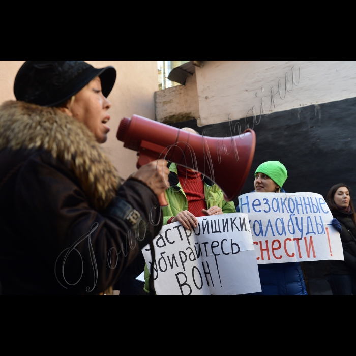 Київ, на вул. Богдана Хмельницького, 33/34, відбулась акція прямої дії «Звільнимо суспільний простір від незаконних прибудов!». Громадські активісти мали намір демонтувати незаконну прибудову з металевими сходами у дворі будинку на вул. Богдана Хмельницького, 33/34, побудовану нідерландської фірмою «Гоойоорд Б. В.». Фірма «Гоойоорд Б. В.» займається скупкою приватних квартир і подальшої здачею куплених приміщень в оренду під офіси. Дії фірми «Гоойоорд Б. В.» по скупці квартир призвели до ланцюга подій, результатом яких стало вбивство судді Шевченківського районного суду м. Києва Сергія Зубкова і засудження до довічного ув’язнення Дмитра Павліченка і до 13 років позбавлення волі – його сина Сергія Павліченка, які проживають в будинку на вул. Богдана Хмельницького, 33/34. Організатори акції – Дмитро Павліченко, громадянська кампанія «Форум порятунку Києва».