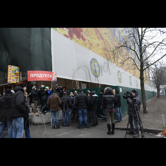 Київ, активісти зібралися біля  Будинку Профспілок, щоб зупинити незаконні будівельні роботи та не дозволити руйнувати пам'ятку історії - символ Помаранчевої Революції та Революції Гідності.