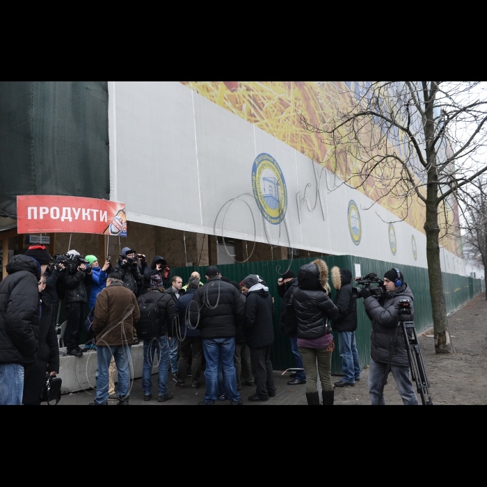 Київ, активісти зібралися біля  Будинку Профспілок, щоб зупинити незаконні будівельні роботи та не дозволити руйнувати пам'ятку історії - символ Помаранчевої Революції та Революції Гідності.