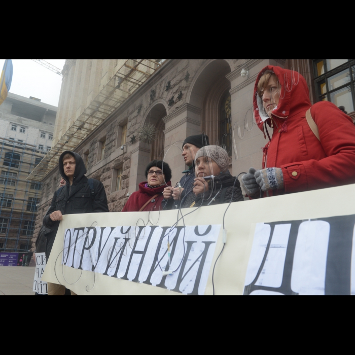 Біля КМДА відбулася акція «Отруйний діаліз». Під час акції  понад 100 киян з хронічною хворобою нирок вимагали припинити вбивати їх неякісними ліками. Сотні  пацієнтів з нирковою недостатністю знаходяться на межі життя і смерті через неякісні медпрепарати, які закупила для них київська влада і збирається закуповувати й надалі. Перед початком акції відбудеться брифінг, в якому візьмуть участь:   Ольга Плоденко, голова ініціативної групи пацієнтів з хронічною нирковою недостатністю, що проходять процедуру гемодіалізу;  Дмитро Олійник і Олексій Сизов, хворі, які проходять процедуру гемодіалізу для підтримки життя.