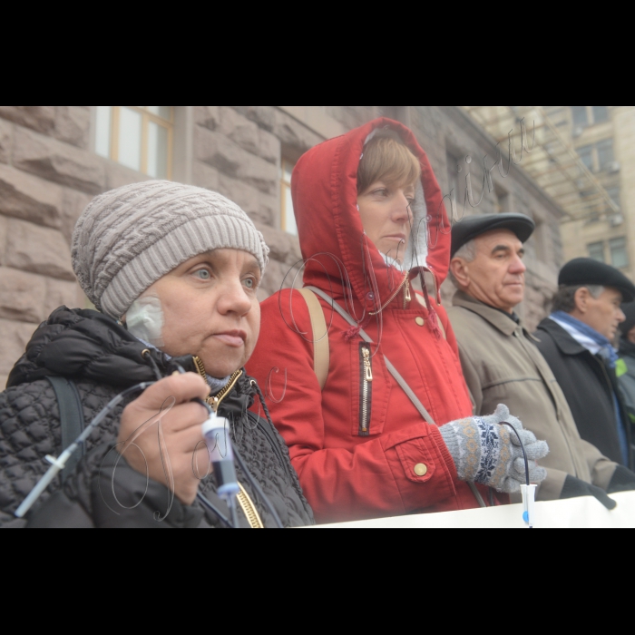 Біля КМДА відбулася акція «Отруйний діаліз». Під час акції  понад 100 киян з хронічною хворобою нирок вимагали припинити вбивати їх неякісними ліками. Сотні  пацієнтів з нирковою недостатністю знаходяться на межі життя і смерті через неякісні медпрепарати, які закупила для них київська влада і збирається закуповувати й надалі. Перед початком акції відбудеться брифінг, в якому візьмуть участь:   Ольга Плоденко, голова ініціативної групи пацієнтів з хронічною нирковою недостатністю, що проходять процедуру гемодіалізу;  Дмитро Олійник і Олексій Сизов, хворі, які проходять процедуру гемодіалізу для підтримки життя.