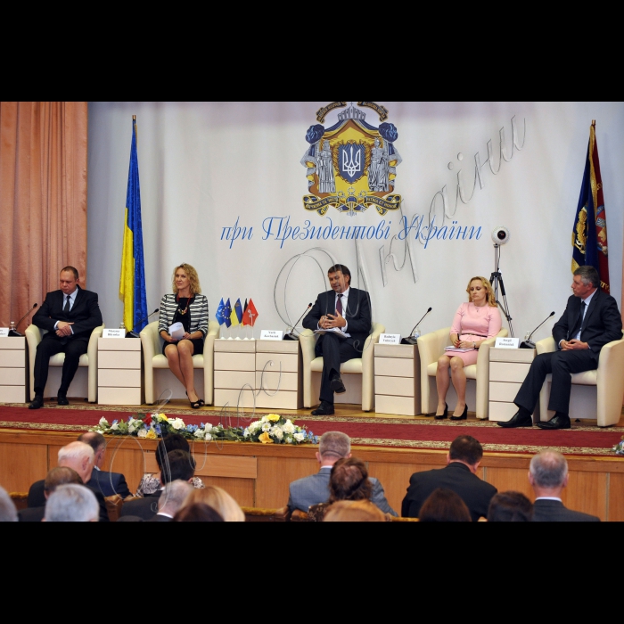 В  Національній академії державного управління при президентові України почалась дводенна науково-практична конференція за міжнародною участю «Європейські принципи і стандарти підготовки публічних управлінців: орієнтири для України».
Професор,перший заступник директора ХарРІ НАДУ Дмитро Карамишев,професор,віце-президент Національної академії держуправління при президентові України професор Марина Білинська, президент Національної академії держуправління при президентові України  Юрій Ковбасюк,завідувач кафедри філософії,теорії,та історії державного управління Національної академії держуправління при президентові України  Радмила Войтович, директор Інституту «Вища школа державного управління» Сергій Романюк.