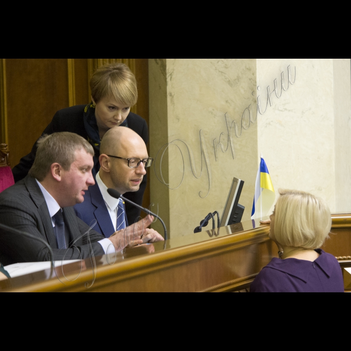 У пленарному засіданні Верховної Ради України взяв участь Прем’єр-міністр України Арсеній Яценюк, представники Кабінету міністрів України, члени Парламентського комітету асоціації Україна - Європейський Союз.
Павло Петренко, Арсеній Яценюк, Юрій Луценко, Ірина Геращенко