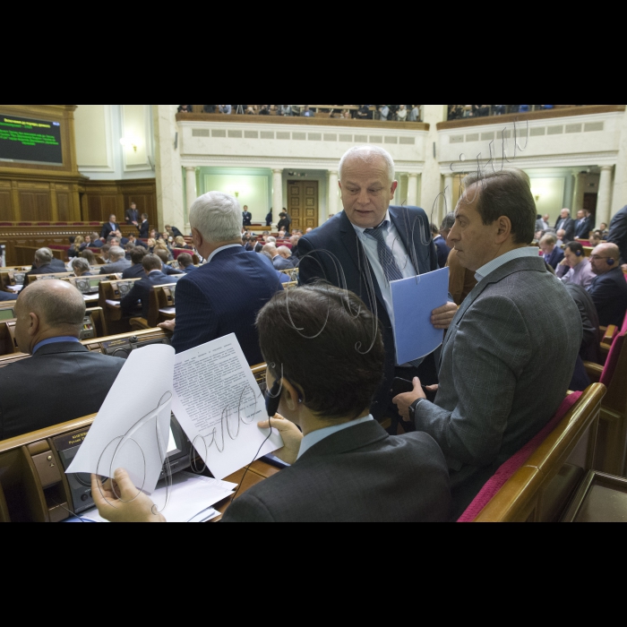 У пленарному засіданні Верховної Ради України взяв участь Прем’єр-міністр України Арсеній Яценюк, представники Кабінету міністрів України, члени Парламентського комітету асоціації Україна - Європейський Союз.
Руслан Князевич, Степан Кубів, Микола Томенко