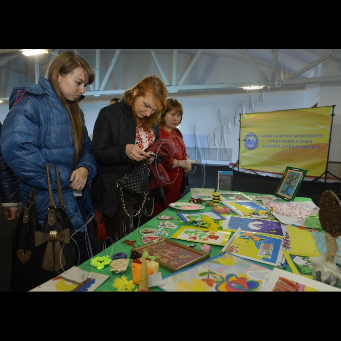 В Київській  міській галереї мистецтв «Лавра» відбулись урочистості до Дня працівника соціальної сфери України. В рамках заходу пройшов тихий аукціон дитячих робіт «Подарунок від серця». Усі гроші, отримані від аукціону, будуть направлені у фонд фестивалю «Повіримо у себе». Організатор: Київський міський центр соціальних служб для сім’ї, дітей та молоді.