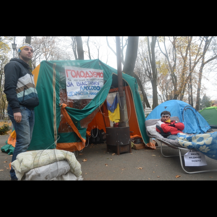 Біля  МОЗ України проходить безстрокова акція голодування студентів-медиків «Чому міністр охорони здоров’я відмовляється оприлюднити виявлені факти корупції в НМУ, які вже стали підставою кримінальних проваджень?» . В наметах, розташованих біля міністерства,  голодують студенти  та активісти «Студентського братства» на знак протесту  проти корупції та  з вимогою негайно відправити у відставку ректора НМУ. Учасники безстрокового голодування збираються оприлюднити проект довідки з перевірки на 88 аркушах та інші  документи щодо фактів кримінальних правопорушень керівництва НМУ. Також, передати міністру Відкритий лист з вимогою негайно оприлюднити результати перевірки НМУ та ініціювати припинення трудових відносин з усіма керівниками НМУ, які виявляться причетними до розкрадання мільйонів бюджетних коштів та інших правопорушень.