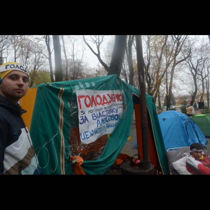 Біля  МОЗ України проходить безстрокова акція голодування студентів-медиків «Чому міністр охорони здоров’я відмовляється оприлюднити виявлені факти корупції в НМУ, які вже стали підставою кримінальних проваджень?» . В наметах, розташованих біля міністерства,  голодують студенти  та активісти «Студентського братства» на знак протесту  проти корупції та  з вимогою негайно відправити у відставку ректора НМУ. Учасники безстрокового голодування збираються оприлюднити проект довідки з перевірки на 88 аркушах та інші  документи щодо фактів кримінальних правопорушень керівництва НМУ. Також, передати міністру Відкритий лист з вимогою негайно оприлюднити результати перевірки НМУ та ініціювати припинення трудових відносин з усіма керівниками НМУ, які виявляться причетними до розкрадання мільйонів бюджетних коштів та інших правопорушень.