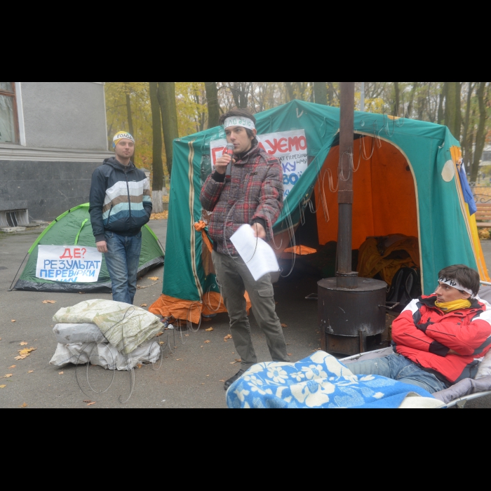 Біля  МОЗ України проходить безстрокова акція голодування студентів-медиків «Чому міністр охорони здоров’я відмовляється оприлюднити виявлені факти корупції в НМУ, які вже стали підставою кримінальних проваджень?» . В наметах, розташованих біля міністерства,  голодують студенти  та активісти «Студентського братства» на знак протесту  проти корупції та  з вимогою негайно відправити у відставку ректора НМУ. Учасники безстрокового голодування збираються оприлюднити проект довідки з перевірки на 88 аркушах та інші  документи щодо фактів кримінальних правопорушень керівництва НМУ. Також, передати міністру Відкритий лист з вимогою негайно оприлюднити результати перевірки НМУ та ініціювати припинення трудових відносин з усіма керівниками НМУ, які виявляться причетними до розкрадання мільйонів бюджетних коштів та інших правопорушень.