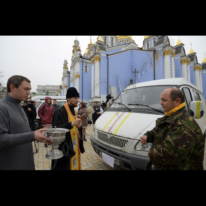 Киев. Пресс-конференция и отправления второго автопоезда Мира и Единения. Священники разных конфессий, общественные деятели, музыканты и журналисты двинутся 20 городами Востока, находящихся в зоне АТО