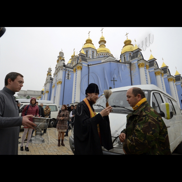 Киев. Пресс-конференция и отправления второго автопоезда Мира и Единения. Священники разных конфессий, общественные деятели, музыканты и журналисты двинутся 20 городами Востока, находящихся в зоне АТО