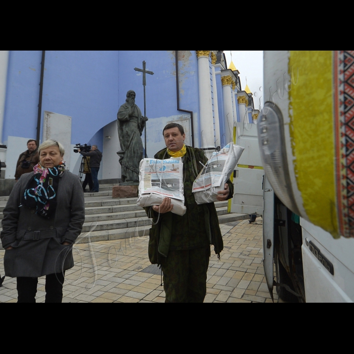 Киев. Пресс-конференция и отправления второго автопоезда Мира и Единения. Священники разных конфессий, общественные деятели, музыканты и журналисты двинутся 20 городами Востока, находящихся в зоне АТО.
Зав. Відділом інформаційного та іншого забезпечення газети «Голос України »Лілія Курбатова та координатор центру підтримки при самообороні Майдану - Роман Орищенко