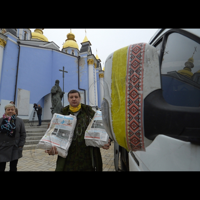 Киев. Пресс-конференция и отправления второго автопоезда Мира и Единения. Священники разных конфессий, общественные деятели, музыканты и журналисты двинутся 20 городами Востока, находящихся в зоне АТО.
Зав. Відділом інформаційного та іншого забезпечення газети «Голос України »Лілія Курбатова та координатор центру підтримки при самообороні Майдану - Роман Орищенко