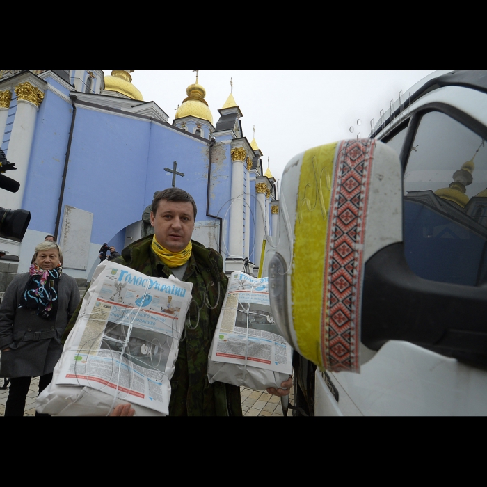 Киев. Пресс-конференция и отправления второго автопоезда Мира и Единения. Священники разных конфессий, общественные деятели, музыканты и журналисты двинутся 20 городами Востока, находящихся в зоне АТО.
Зав. Відділом інформаційного та іншого забезпечення газети «Голос України »Лілія Курбатова та координатор центру підтримки при самообороні Майдану - Роман Орищенко