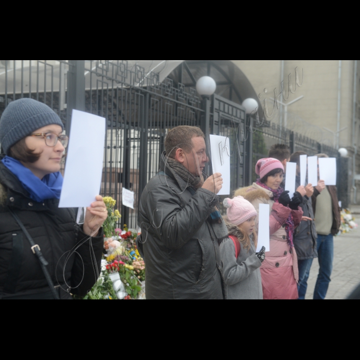 Біля посольства РФ в Україні відбулася мирна громадянська акція спротиву у відповідь на чергову хвилю репресивних дій російської окупаційної влади в Криму та з вимогою звільнення політичних в’язнів – заручників: Ахтема Чійгоза, Мустафи Дегерменджі, Алі Асанова, Таіра Смєдляєва, Рустема Ваітова, Руслана Зєйтуллаєва, Нурі Прімова, Фєрата Сайфуллаєва, Олега Сєнцова, Олександра Кольченка, Надії Савченко та Олександра Костенка. Ініціатори: представництво Меджлісу кримськотатарського народу в Києві, разом із кримськотатарськими громадськими організаціями і організаціями тимчасових переселенців з окупованого Криму