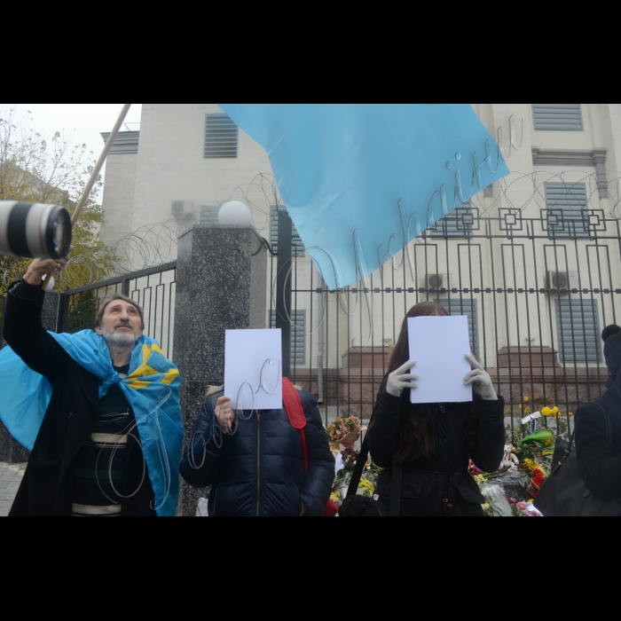 Біля посольства РФ в Україні відбулася мирна громадянська акція спротиву у відповідь на чергову хвилю репресивних дій російської окупаційної влади в Криму та з вимогою звільнення політичних в’язнів – заручників: Ахтема Чійгоза, Мустафи Дегерменджі, Алі Асанова, Таіра Смєдляєва, Рустема Ваітова, Руслана Зєйтуллаєва, Нурі Прімова, Фєрата Сайфуллаєва, Олега Сєнцова, Олександра Кольченка, Надії Савченко та Олександра Костенка. Ініціатори: представництво Меджлісу кримськотатарського народу в Києві, разом із кримськотатарськими громадськими організаціями і організаціями тимчасових переселенців з окупованого Криму