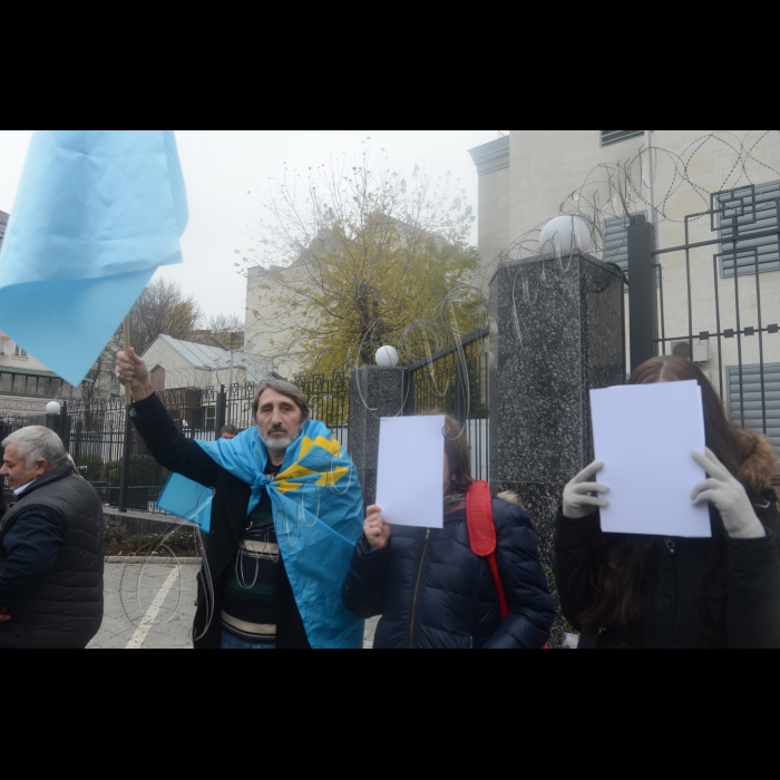 Біля посольства РФ в Україні відбулася мирна громадянська акція спротиву у відповідь на чергову хвилю репресивних дій російської окупаційної влади в Криму та з вимогою звільнення політичних в’язнів – заручників: Ахтема Чійгоза, Мустафи Дегерменджі, Алі Асанова, Таіра Смєдляєва, Рустема Ваітова, Руслана Зєйтуллаєва, Нурі Прімова, Фєрата Сайфуллаєва, Олега Сєнцова, Олександра Кольченка, Надії Савченко та Олександра Костенка. Ініціатори: представництво Меджлісу кримськотатарського народу в Києві, разом із кримськотатарськими громадськими організаціями і організаціями тимчасових переселенців з окупованого Криму