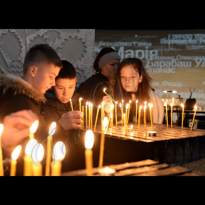 Київ. В рамках пам’ятних заходів із вшанування  жертв Голодомору-геноциду 1932-1933 років відбувся урок пам’яті в Меморіалі жертв Голодомору. Лекцію на тему  «Опір українців вбивству голодом у 1932 –1933 рр.» прочитав науковий співробітник Українського інституту національної пам’яті, к. ф. н. Олександр Штоквиш. Організатори:  Український інститут національної пам’яті, Громадський комітет із вшанування пам’яті жертв Голодомору-геноциду ’32-33 років в Україні, Національний музей «Меморіал пам’яті жертв голодоморіу в Україні»   